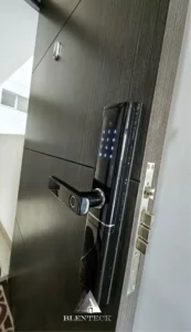 puertas de seguridad en color gris con cerradura digital negra